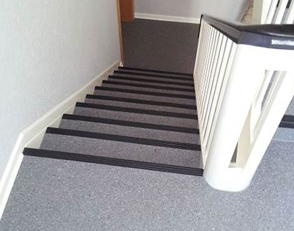 Treppenflur mit grauem Teppichboden