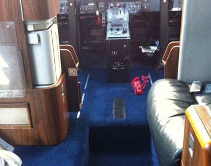 Blauer Teppichboden im Flugzeug