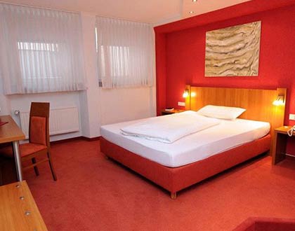 Hotelzimmer mit orangefarbenem Teppichboden
