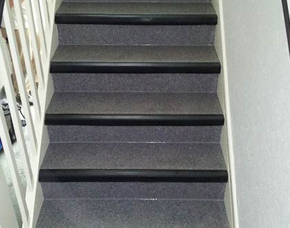 Treppe mit grauem Teppichbelag