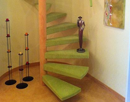 Treppe mit grünem Teppichbelag